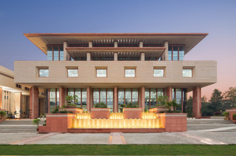 government building big